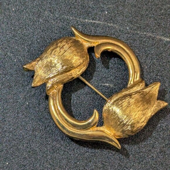 Monet Vintage Gold Brooch Pin Tulip Motif Oval Design Jewelry - Picture 2 of 6